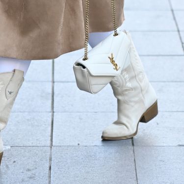 Street style Zagreb u bijelim hlačama i kaubojskim čizmama - 6