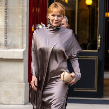 Pamela Anderson u smeđoj satenskoj haljini