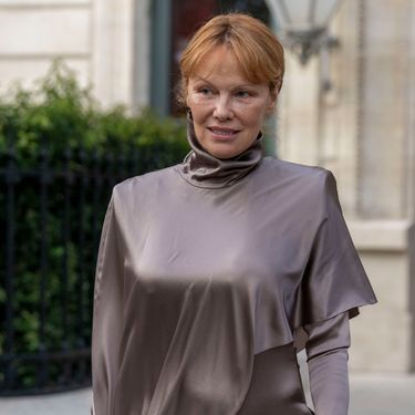 Pamela Anderson u smeđoj satenskoj haljini