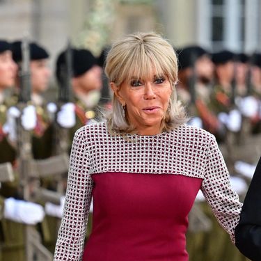 Brigitte Macron u dugoj bordo haljini sa srebrnim detaljima