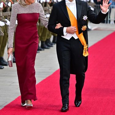 Brigitte Macron u dugoj bordo haljini sa srebrnim detaljima