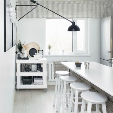 Minimalistički uređen crno-bijeli stan - 5