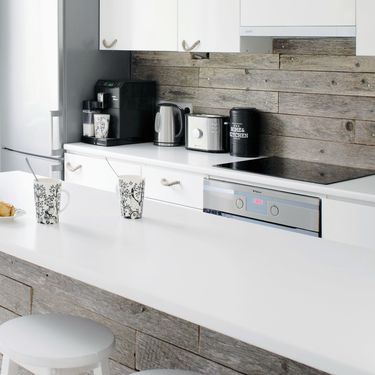 Minimalistički uređen crno-bijeli stan - 9