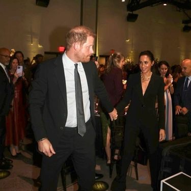 Meghan Markle u crnom odijelu