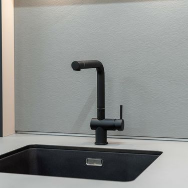 Crni detalji izgledaju sjajno, ali mogu biti izazovni za održavanje