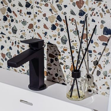 Crni detalji izgledaju sjajno, ali mogu biti izazovni za održavanje