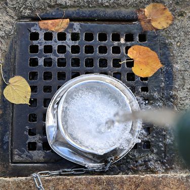 Inženjer strojarstva Tomislav Kenjerić iz Zagreba postavio je 36 metalnih posudica za pse ispod javnih zdenaca kako bi ljubimci tijekom šetnje mogli piti vodu - 3