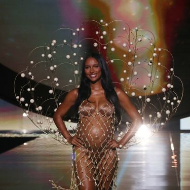 Trudna Jasmine Tookes na modnoj reviji Victoria's Secreta - 1