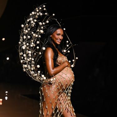 Trudna Jasmine Tookes na modnoj reviji Victoria's Secreta - 2