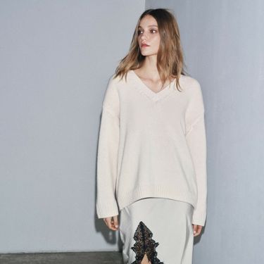 Suknja ima detalje od crne čipke