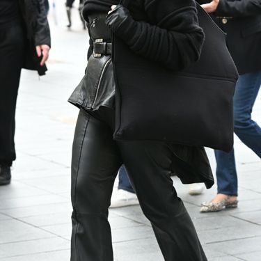 Mirela Holy u kratkoj jakni brenda Demobaza na zagrebačkoj špici 2025.