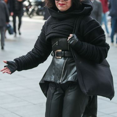 Mirela Holy u kratkoj jakni brenda Demobaza na zagrebačkoj špici 2025.