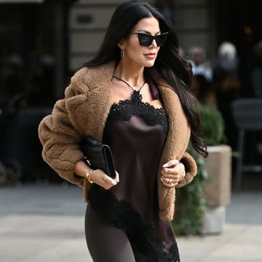 Crnokosa dama u smeđoj trendovskoj kombinaciji na zagrebačkoj špici 2025 - 1