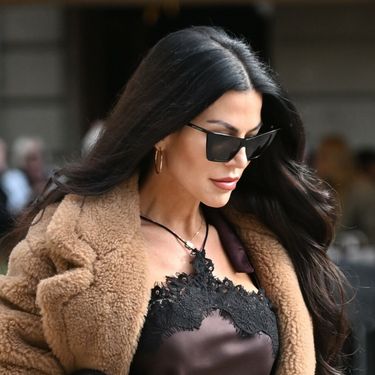 Crnokosa dama u smeđoj trendovskoj kombinaciji na zagrebačkoj špici 2025 - 2