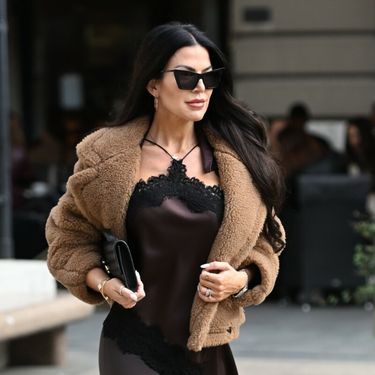 Crnokosa dama u smeđoj trendovskoj kombinaciji na zagrebačkoj špici 2025 - 3