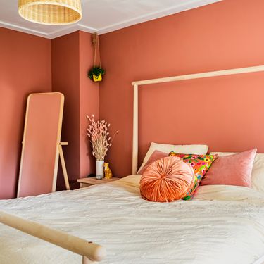 Topli tonovi i detalji idealni su za spavaću sobu