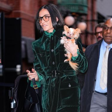 Demi More u čizmama s platformom i baršunastom kompletu Saint Laurent - 1