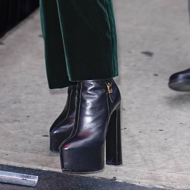 Demi More u čizmama s platformom i baršunastom kompletu Saint Laurent - 5