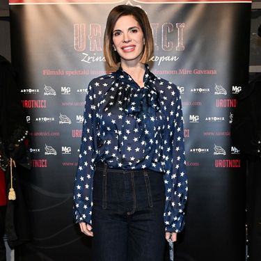 Bojana Gregorić Vejzović nosila je traperice visokog struka i predimenzioniranih nogavica