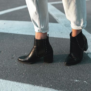 Crne gležnjače su klasik koji ima svoje mjesto u ormarima mnogih žena