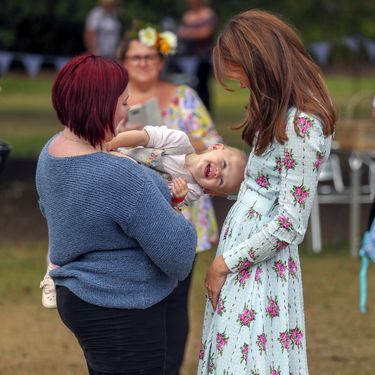 Razdragana vojvotkinja igrala se i s prisutnim mališanima