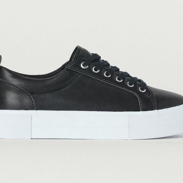 Novi modeli crnih tenisica iz trgovina - 1