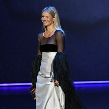 Gwyneth Paltrow na 71. dodjeli Emmyja u haljini Valentina Garavanija iz 1963. godine
