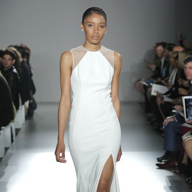 Vjenčanica brenda Amsale s prorezom sa strane, proljeće/ljeto 2020. godine