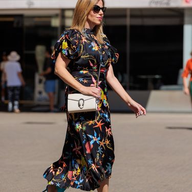 Zgodna dama u sandalama brenda Casadei