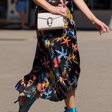 Efektne satenske sandale na vezanje s visokom potpeticom proizveo je slavni talijanski brend Casadei