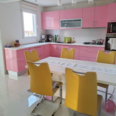 Kandidatkinja MasterChefa Luana Đurđević u svojoj kući ima ružičastu kuhinju visokog sjaja - 5