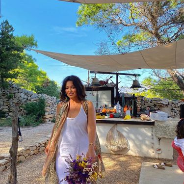 Nina Badrić nosi bijelu pamučnu haljinu dizajnerice Zorane Plenković - 2