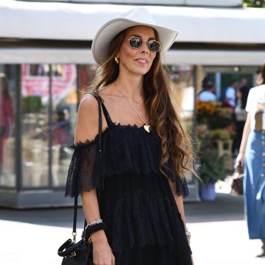 Olja Vori u kaubojkama i čipkastoj haljini - 1