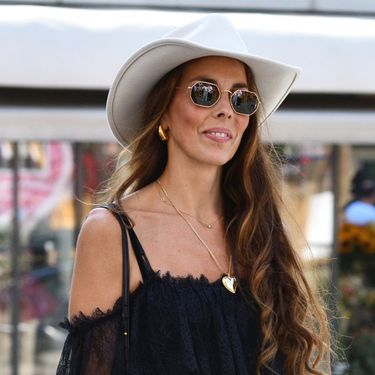 Olja Vori u kaubojkama i čipkastoj haljini - 3