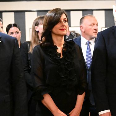 Sanja Musić Milanović u dugačkoj crnoj haljini i torbici sa zebrastim uzorkom - 4