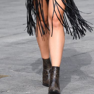 Zagrebačko street style izdanje u kožnatoj suknji s resama