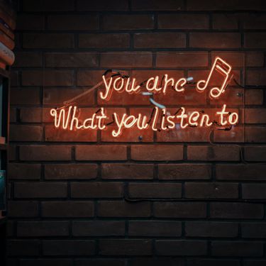 Neonski natpis na kojem piše you are what you listen to