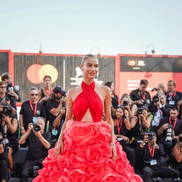 Rose Bertram u raskošnoj crvenoj kreaciji