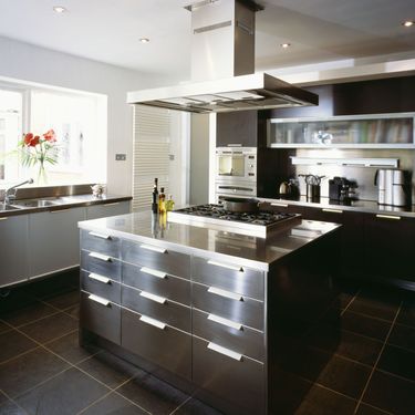 Metalik elementi, detalji i sjaj veliki su trend u uređenju kuhinje - 6