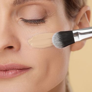 Žena nanosi tekući puder