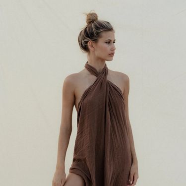 Izabel Kovačić nosi suknju/haljinu Alba iz kolekcije lunilou x izakova