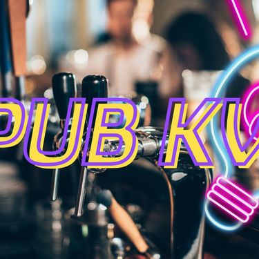 Šank u lokalu i grafika žarulje uz natpis PUB Kviz