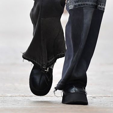 Blake Lively u širokim crnim trapericama i robusnim cipelama - 2