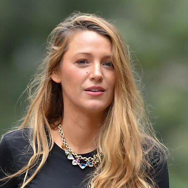 Blake Lively u širokim crnim trapericama i robusnim cipelama - 4