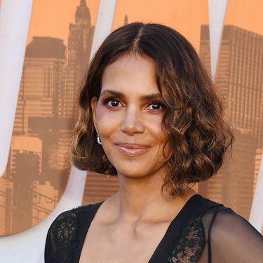 Halle Berry u plastičnim hlačama i bluzi zmijskog uzorka - 6