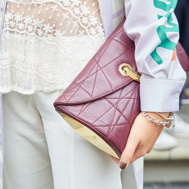 Kombinacije možete upotpuniti dodacima u bordo boji