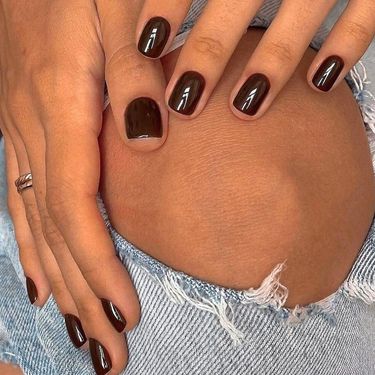 Manikura u boji borovnice