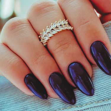 Manikura u boji borovnice