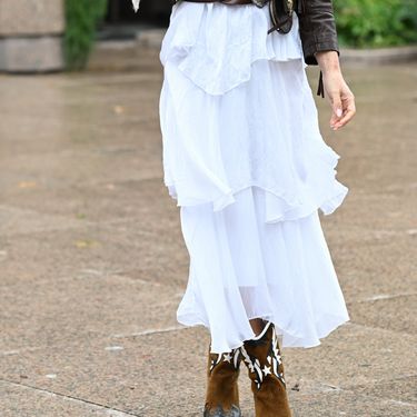 Zagrebačko izdanje u bijeloj haljini i kaubojskim čizmama