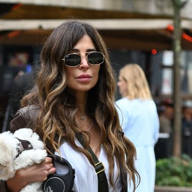 Zagrebačko izdanje u bijeloj haljini i kaubojskim čizmama